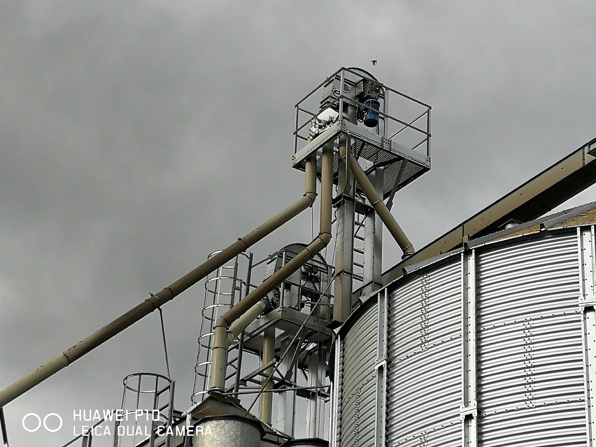 Grūdų saugojimo ir džiovinimo bokštai su transporteriais